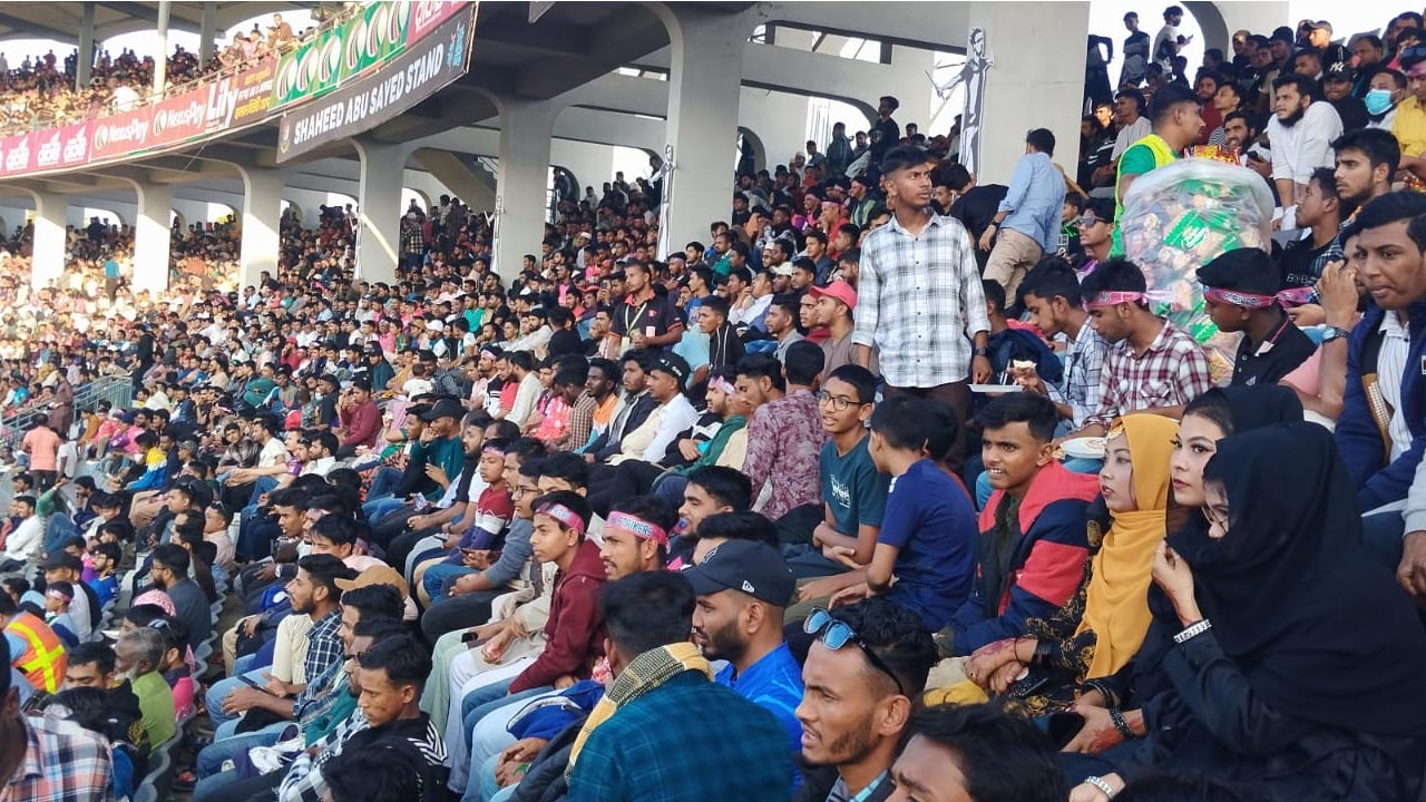 মাঠভর্তি দর্শকের সঙ্গী বুকভরা হতাশা